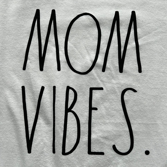 Rae Dunn MOM VIBES Shirt NWT Size M - Picture 2 of 7